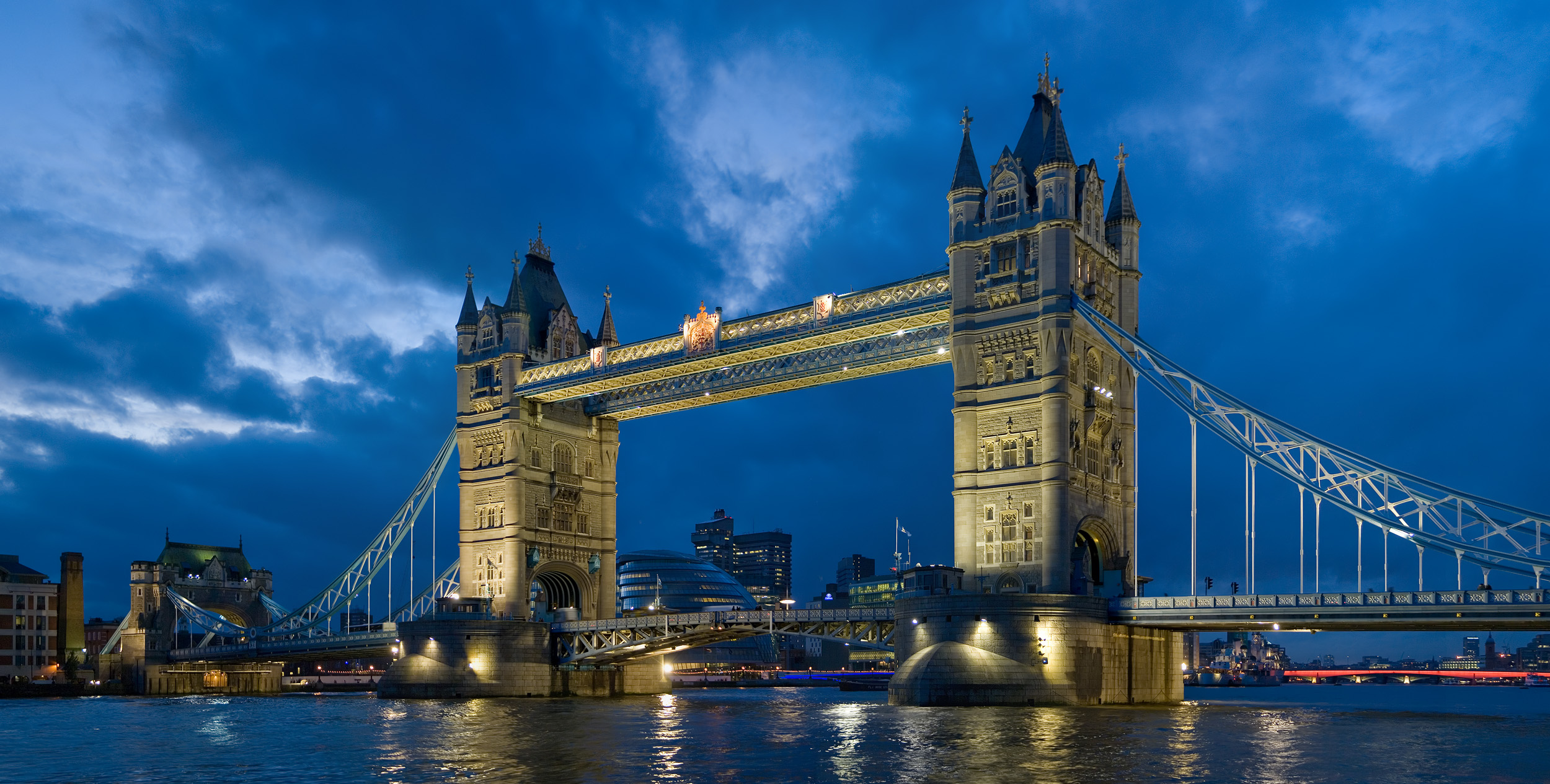 BRIDGE-RIVER-THAMES